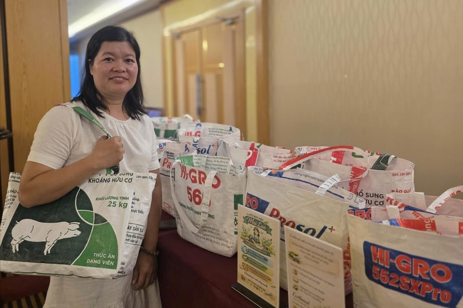 “Phù phép” bao đựng thức ăn chăn nuôi