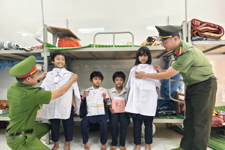 Nghĩa tình chiến sĩ Công an nhân dân