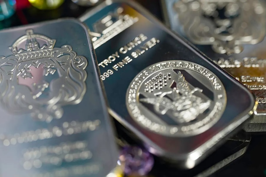 Vì sao giá bạc bứt phá mạnh hơn vàng?