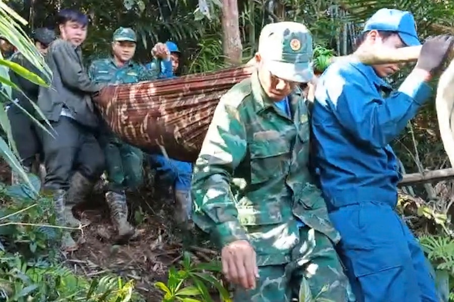 Cứu thành công một phụ nữ xã La Êê bị tai nạn trong rừng sâu
