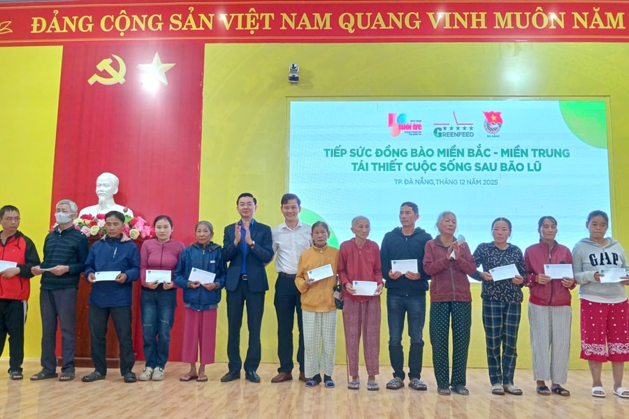 Trao 1 tỷ đồng hỗ trợ người dân vùng bị ảnh hưởng bão lũ