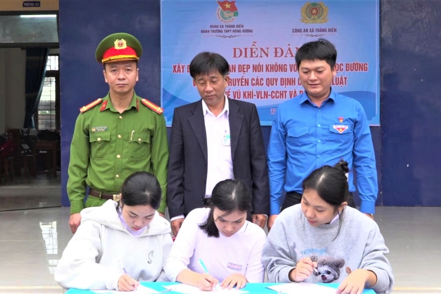 Hơn 1.200 học sinh Trường THPT Hùng Vương ký cam kết không sử dụng pháo nổ