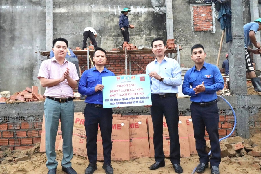 Thành Đoàn Đà Nẵng hỗ trợ 1.500 m² gạch men giúp người dân khắc phục hậu quả thiên tai