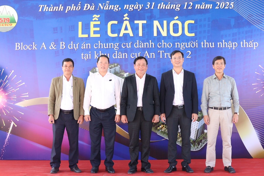 Cất nóc 2 khối nhà ở xã hội tại khu chung cư An Trung 2