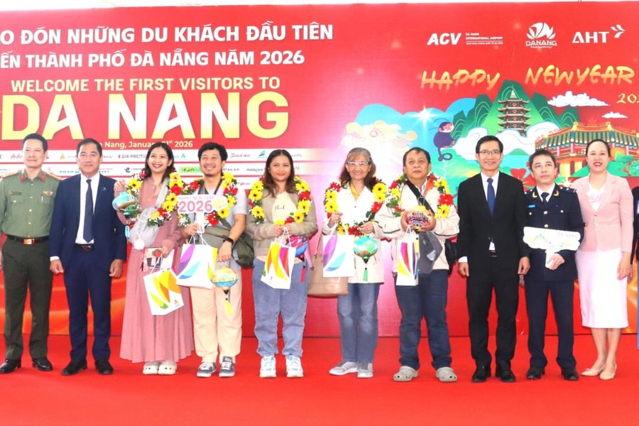 Hàng ngàn khách “xông đất” Đà Nẵng tại sân bay Đà Nẵng và Chu Lai