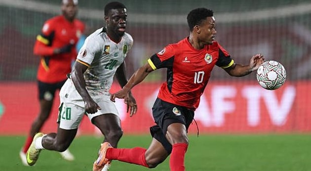 Siêu phẩm của Kofane giúp Cameroon ngược dòng hạ Mozambique để đi tiếp tại AFCON
