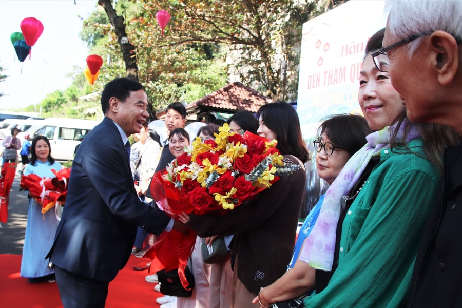 Ngu Hanh Son welcomes first Japanese tour group of 2026