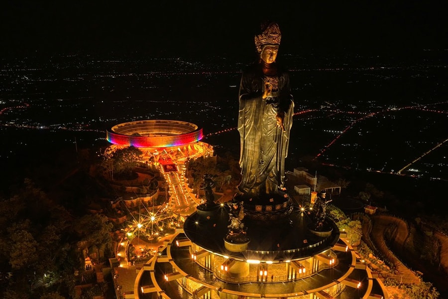 Núi Bà Đen: Chiêm bái tôn tượng Đức Phật Câu Na Hàm Mâu Ni dát vàng 24k