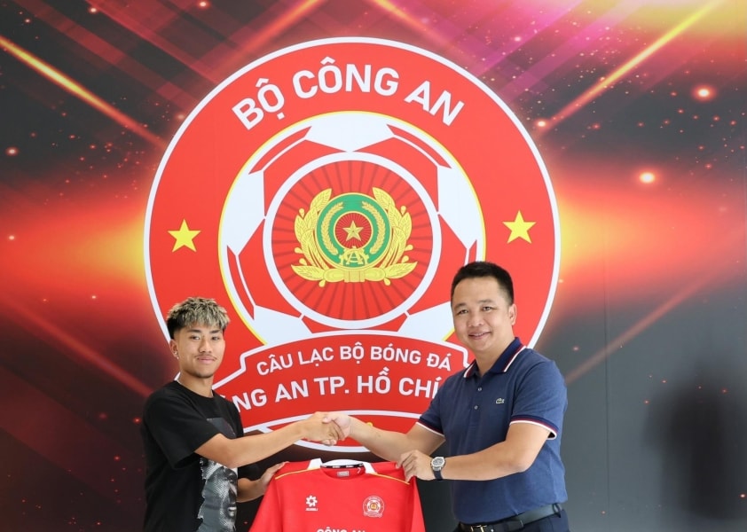 Tiến Linh nồng nhiệt chào đón thần đồng Việt kiều Khoa Ngô gia nhập CA TP HCM