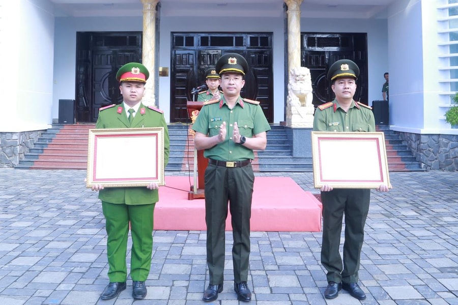 Chiến sĩ công an dũng cảm lao xuống dòng lũ dữ cứu người được tặng Bằng khen của Thủ tướng Chính phủ