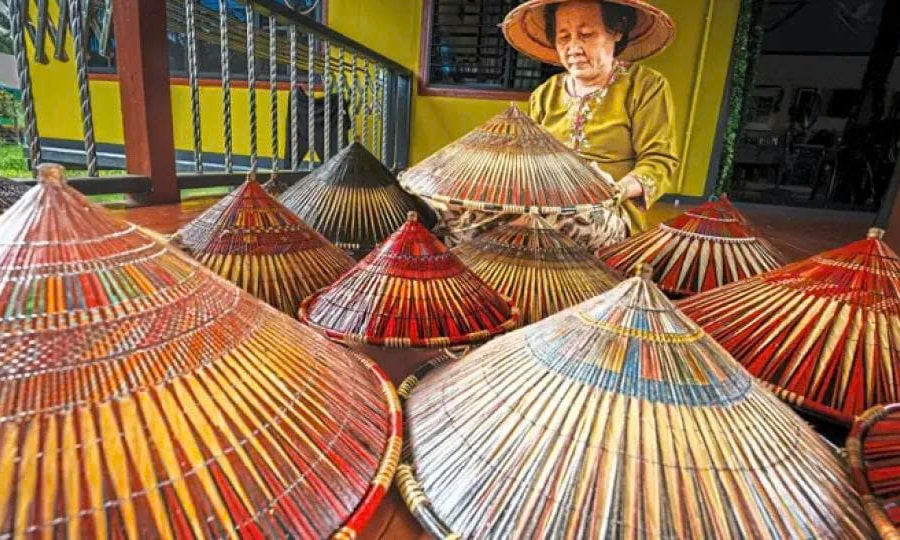 Nghệ nhân Malaysia gìn giữ nghề nón lá truyền thống