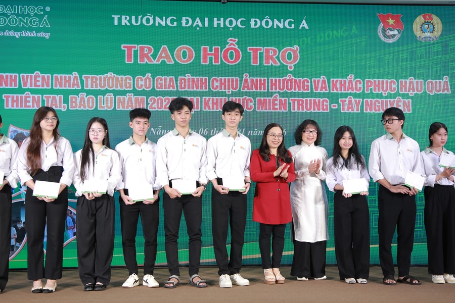 Đại học Đông Á trao 300 triệu đồng hỗ trợ sinh viên vùng thiên tai