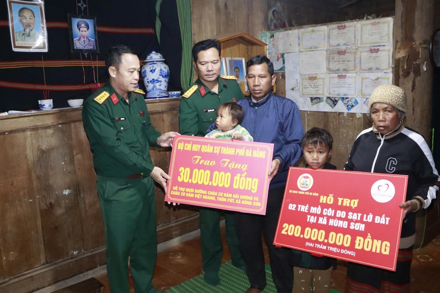 Bộ Chỉ huy Quân sự thành phố Đà Nẵng hỗ trợ người dân bị thiệt hại do sạt lở tại xã Hùng Sơn