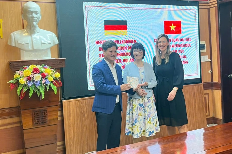 Wernigerode donates €2,150 to support flood-affected children in Hoi An Ward