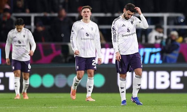 Manchester United bị Burnley cầm hòa 2-2 dù tung ra 30 cú dứt điểm tại Turf Moor