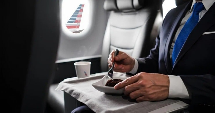 United Airlines xin lỗi vì suất ăn hạng nhất bị ví như thịt in 3D kém chất lượng