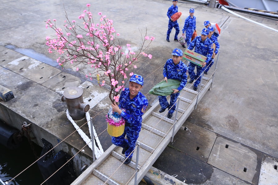 Trực Tết ngoài đảo xa