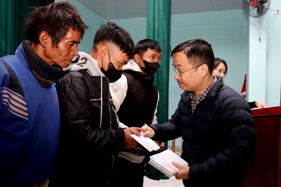 Chương trình “Sắc xuân hồng - Ấm lòng Hùng Sơn” trao tặng hơn 300 triệu đồng cho người dân xã Hùng Sơn