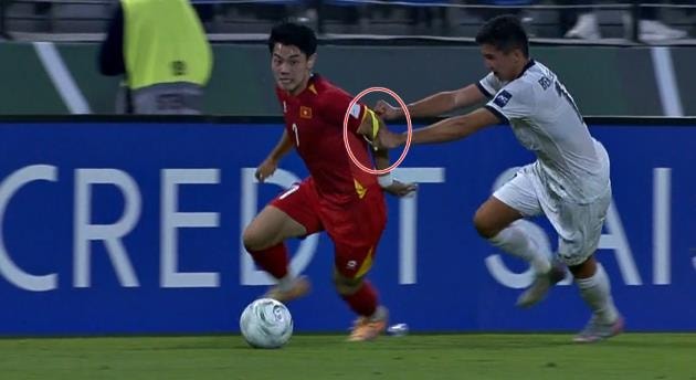 U23 Việt Nam hạ Kyrgyzstan 2-1: Đình Bắc đáp trả đanh thép sau sự cố bị giật băng thủ quân