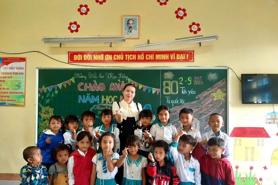 Hành trình gieo chữ của cô giáo trẻ nơi điểm trường Tắk Lũ