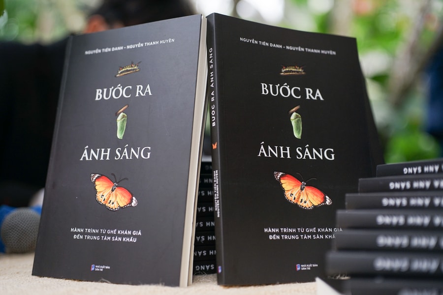 Ra mắt cuốn sách “Bước ra ánh sáng”