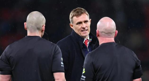 Darren Fletcher nhận thẻ vàng vì phản ứng trọng tài: Thay đổi bước ngoặt tại Man Utd