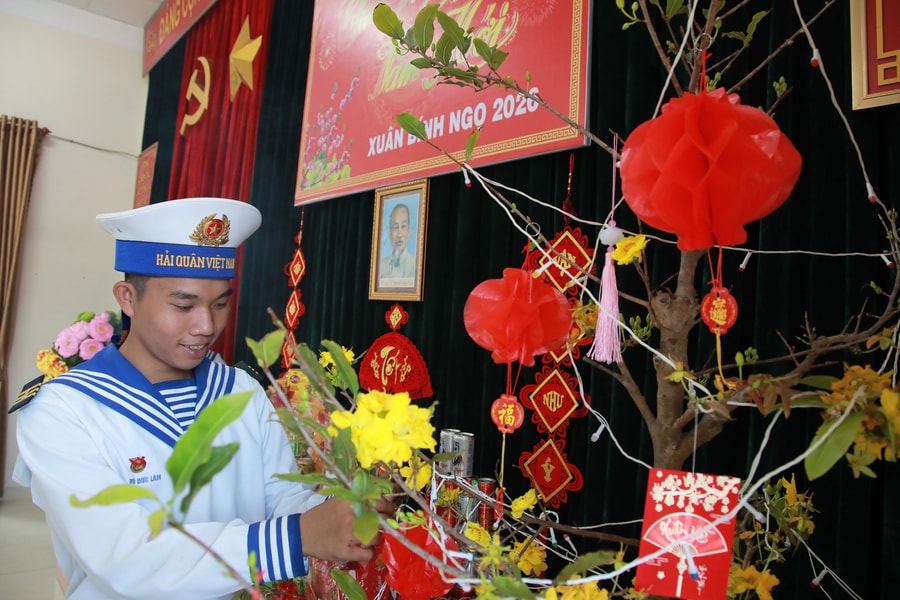 Mang quà xuân ra đảo Hòn Chuối (Cà Mau)