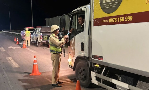 Kiểm soát giao thông dịp cao điểm cuối năm