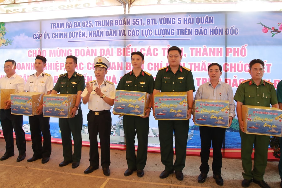 Bộ Tư lệnh Vùng 5 Hải quân thăm, tặng quà các lực lượng trên đảo Hòn Đốc (An Giang)