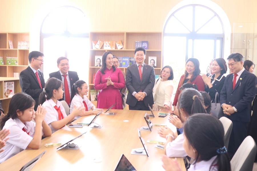 Inauguration of Yongin Community Digital Library in Quang Phu