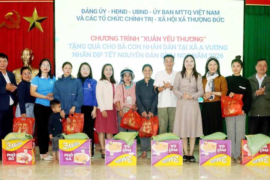 Xã Thượng Đức trao quà Tết cho người dân xã Avương