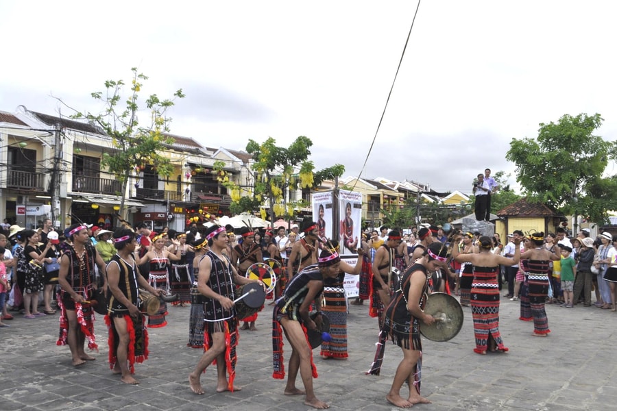 Cơ hội để cồng chiêng xuống phố