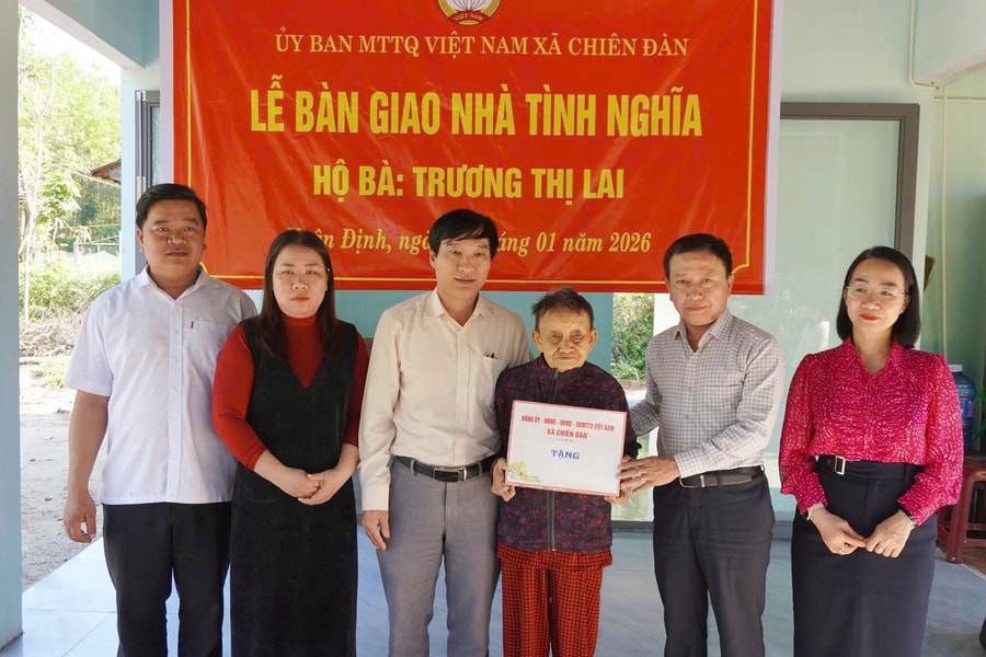 Xã Chiên Đàn bàn giao nhà tình nghĩa cho gia đình liệt sĩ