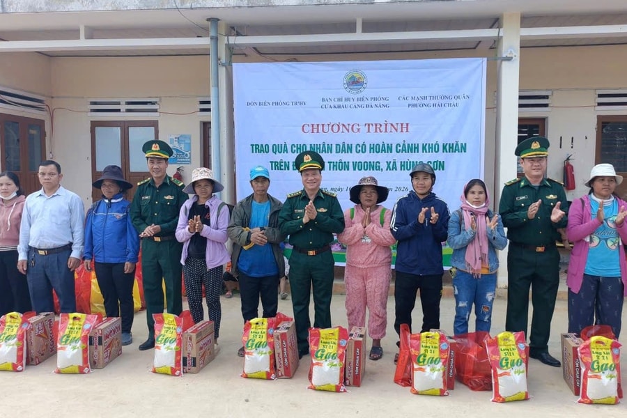 Trao 200 suất quà hỗ trợ người dân khu vực biên giới xã Hùng Sơn