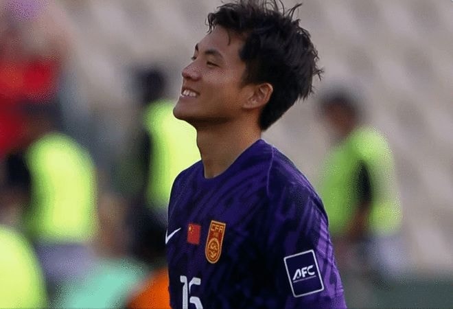 Thủ môn Li Hao dùng 'màn kịch' chai nước đưa U23 Trung Quốc vào bán kết
