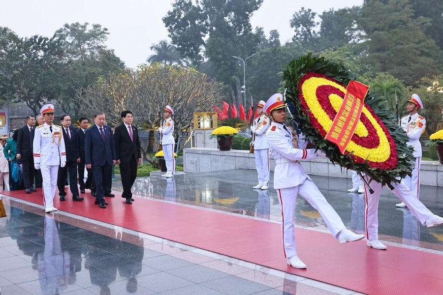 Các đại biểu dự Đại hội XIV vào Lăng viếng Chủ tịch Hồ Chí Minh, đặt hoa tại Đài tưởng niệm các Anh hùng liệt sĩ