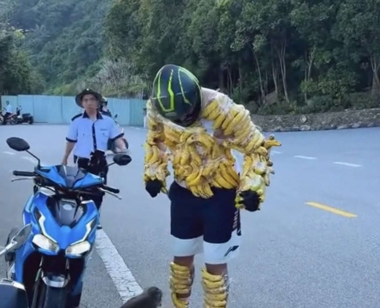 Đà Nẵng: Nhắc nhở du khách nước ngoài quấn chuối quanh người để đùa giỡn với khỉ Sơn Trà