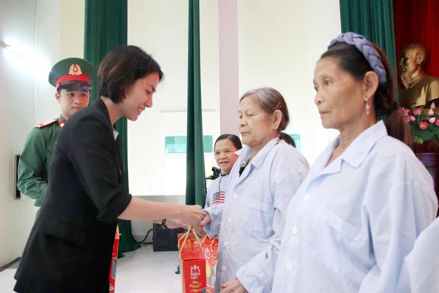 Trao tặng quà cho bệnh nhân thuộc gia đình chính sách, hộ nghèo, người dân tộc thiểu số xã Trà Tân