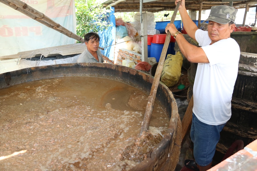 “Lận lưng” nước mắm