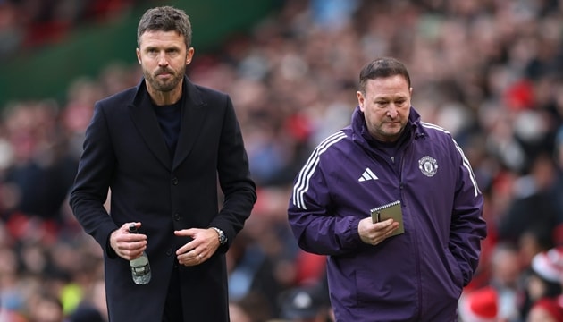 Michael Carrick tính dùng Mazraoui thay Dalot làm quân bài tẩy trước Arsenal