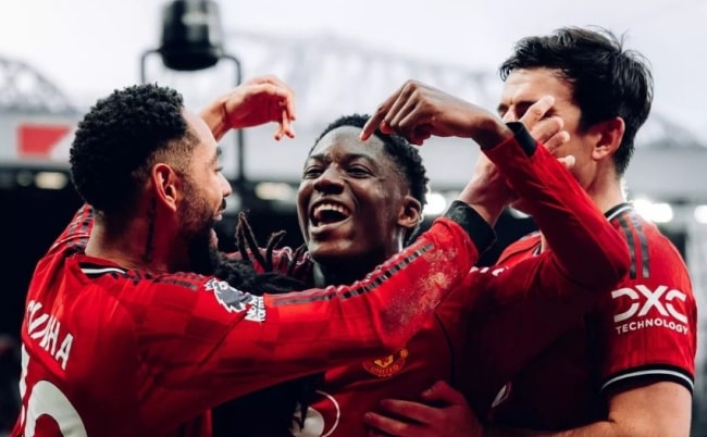 Michael Carrick hồi sinh Kobbie Mainoo: Từ 'người thừa' của Amorim đến trụ cột trung tuyến