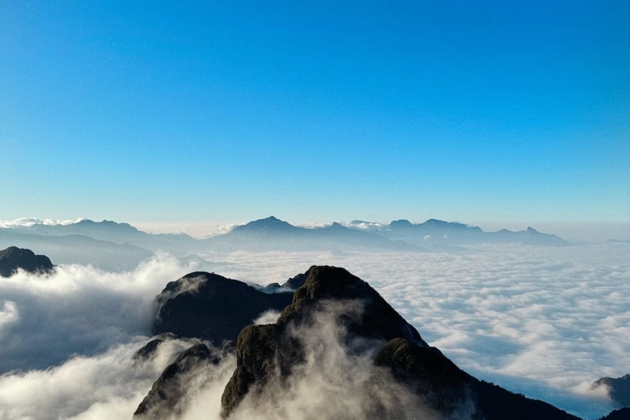 Ngũ Chỉ Sơn: Chinh phục "bàn tay khổng lồ" và săn biển mây kỳ ảo tại Lào Cai