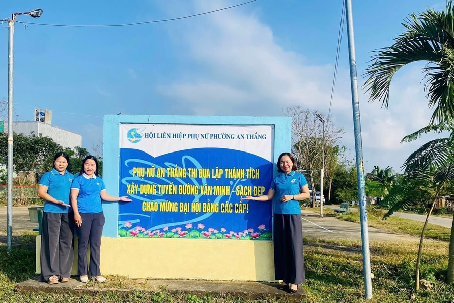 Phụ nữ thi đua chào mừng đại hội Đảng