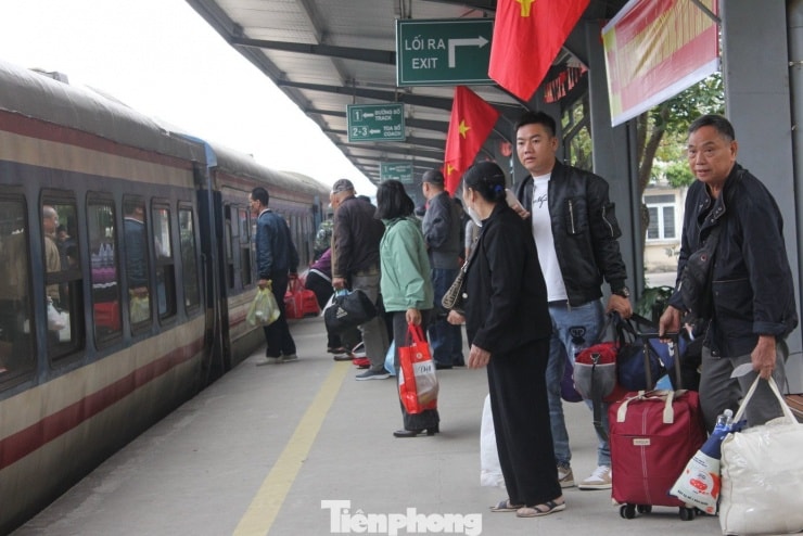 Tàu Tết Bính Ngọ 2026: Tăng hàng chục chuyến phục vụ cao điểm du xuân Sa Pa và miền Trung