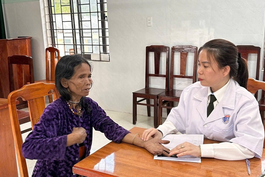 Khám sức khỏe, tư vấn y tế cho hơn 50 phụ nữ khó khăn xã La Êê