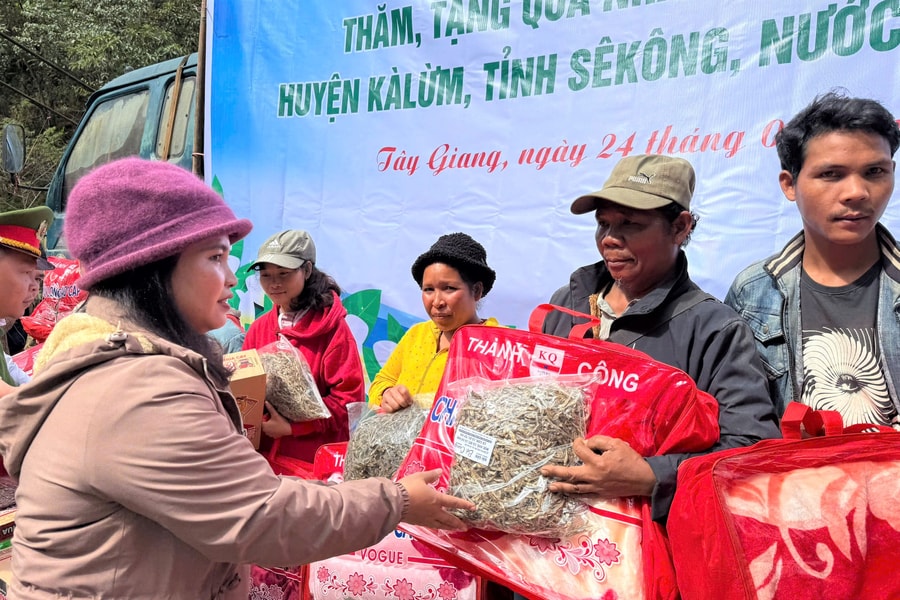 Xã Tây Giang thăm, tặng quà Tết đồng bào Cơ Tu tại tỉnh Sê Kông (Lào)