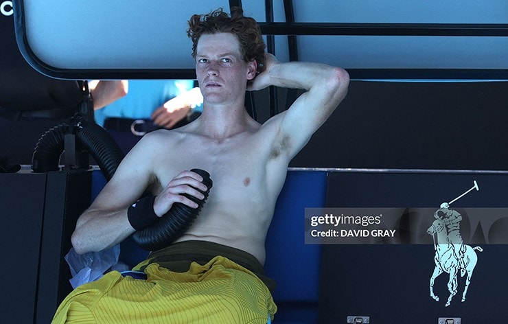 Jannik Sinner thoát hiểm ngoạn mục tại Australian Open giữa tranh cãi về luật nắng nóng 40°C