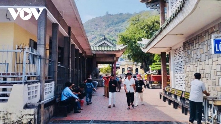 An Giang: Hành hương Miếu Bà Chúa Xứ Núi Sam dịp tạ lễ cuối năm