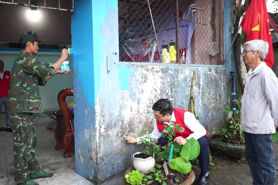 Chung tay sơn mới mái ấm cho hộ khó khăn đón Tết