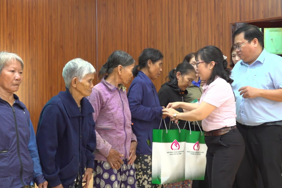 Ngân hàng chính sách xã hội thành phố trao 84 suất quà tết tại Thăng Điền